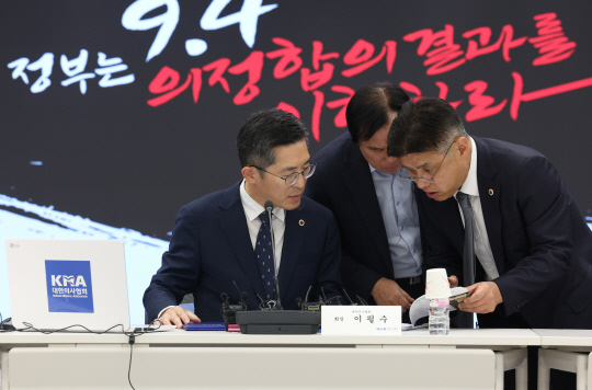 대한의사협회(의협)가 10월 17일 오후 서울 용산구 의협에서 연 '의대정원 확대 대응을 위한 긴급 의료계 대표자 회의'에서 이필수 회장(왼쪽)이 참석자들과 대화를 나누고 있다. 연합뉴스